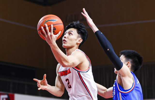 开云官方网页登录 -里昂训练开放日,官宣日绝杀压哨引观众欢呼,CBA季后赛在即,年轻球员获得机会(篮球公园亚当斯压哨绝杀领衔cba本周好球)